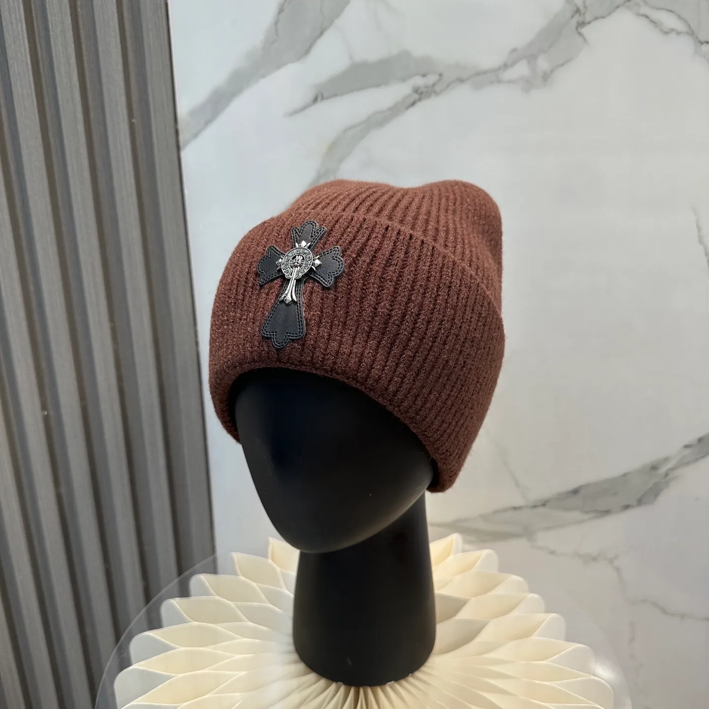 P46 🤍Chrome hearts new autumn and winter cross knitted hat🧶 One of the must-have hats in autumn and winter~ It really looks good on whoever wears it~, it is also a perfect match in black and white and gray in autumn~